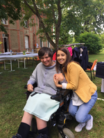 Mélanie et Catherine. Catherine, qui est en fauteuil roulant, porte le poncho SAMY GRIS