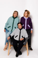 La famille de Sarah Da Silva Gomes porte les ponchos gilets adaptés SAMY et MARLEY. Constant & Zoé oeuvre pour une mode accessible et adaptée au handicap.