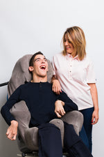 Sarah et son frère Constant porte le modèle de tshirt élastique DANY. Constant & Zoé oeuvre pour une mode accessible et adaptée au handicap.