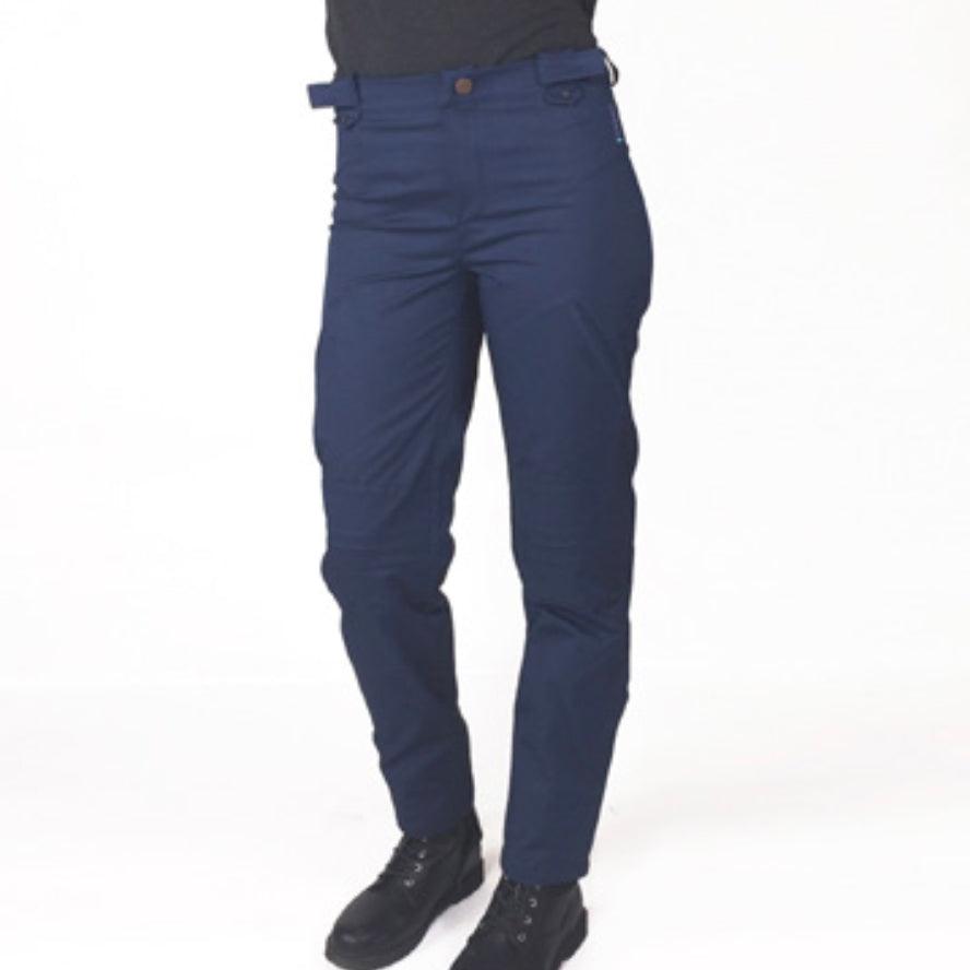 
                  
                    Pantalon-CLEM-bleu-brut-Constant-et-Zoé-avec-ouverture-avec-ouverture-sur-le-coté-vetements-adaptés
                  
                