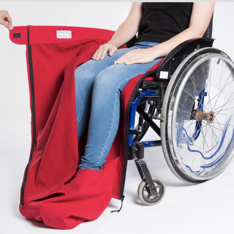 
                  
                    couvrejambesJOrouge-constantetzoe-zoom-devant-fauteuil-roulant-vetement-adapte-handicap.jpg
                  
                